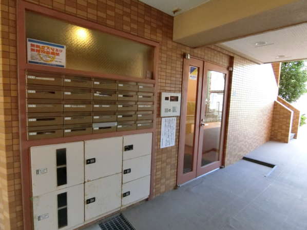 プレステート要町外観共用部6｜メールコーナーと宅配ボックスが設置されたシンプルなアプローチです。エントランス扉はオートロックになっています。
