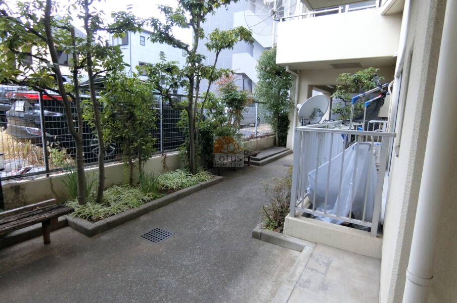 グリーンパーク綾瀬公園通り２共用部3｜敷地内には緑があり、管理状況は良好です。