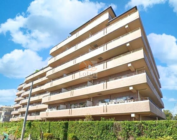 エクセル荻窪西外観２｜エクセル荻窪西は平成年8年築、9階建てのマンションです。南側には「杉並区立桃井原っぱ公園」があります。