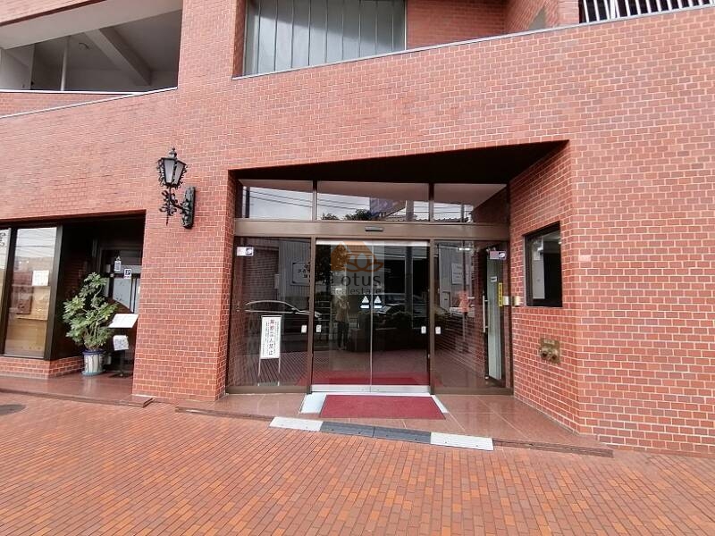 ドムス高井戸 (8)｜美しいレンガ調のタイルが外壁に使われており、魅力を引き立てています。