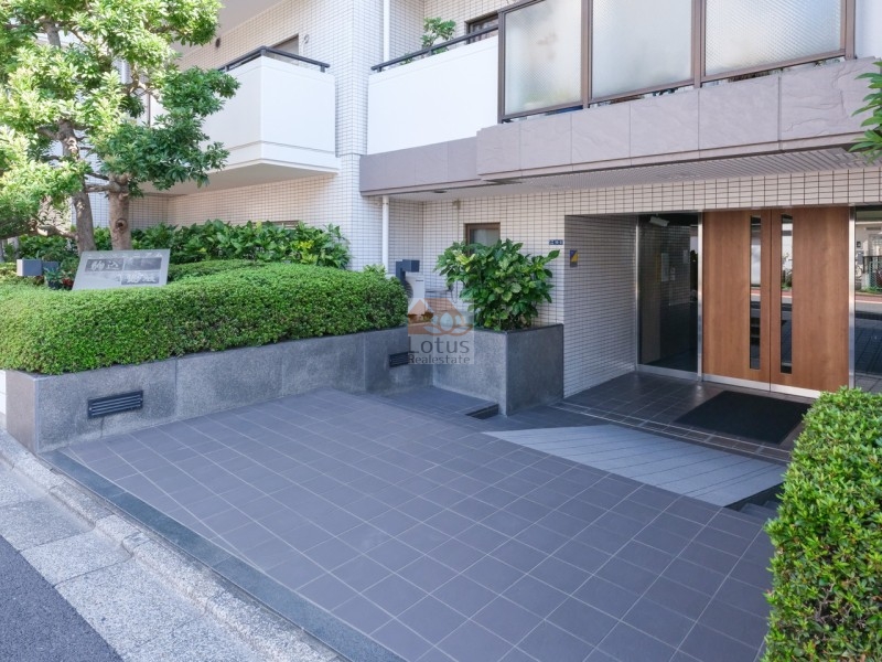 コンドミニアム駒込動坂は、1986年（昭和61年） 6月に建てられた８階建てのマンションです。
