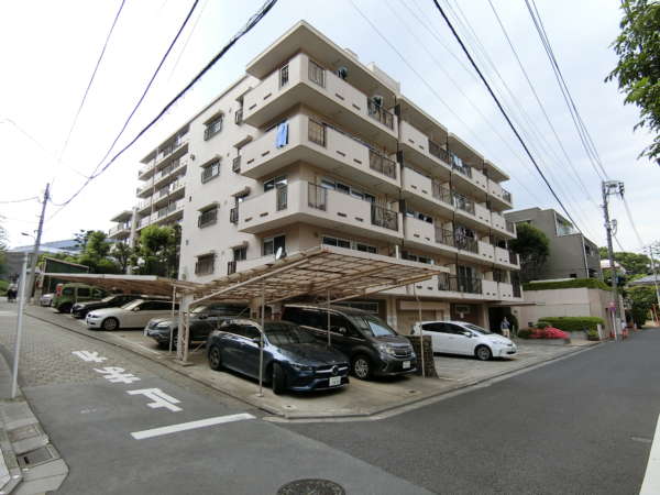 コープ戸山台外観共用部11｜コープ戸山台のエントランスをわきから見たところ。植栽なども適切に整備されていることが確認いただけます。