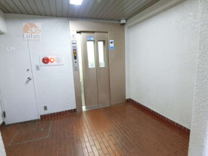 梅島グリーンマンション共用部3｜エレベータもあります。