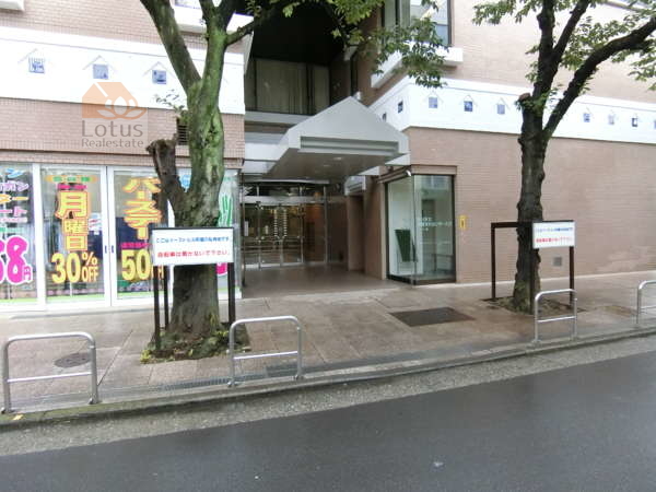 イーストヒル町屋外観共用部2｜建物の裏手に回ると住居部分のエントランスです。