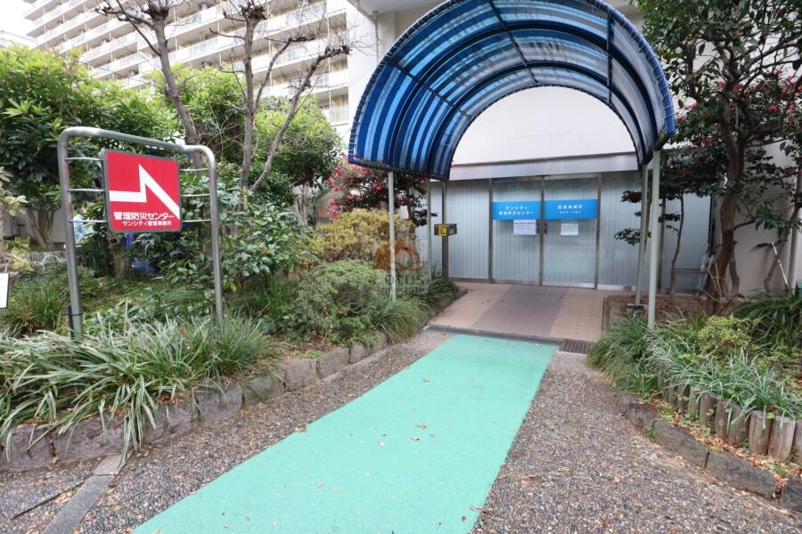 サンシティ管理室｜管理人さんの専用棟もあります。管理会社も１部署をここに配置して、べたつきで管理すべき規模となっています。このような体制のマンションはまれに見ます。