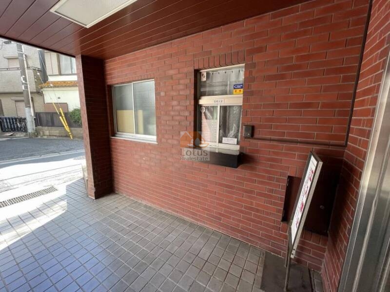 明穂和泉マンションエントランス３｜エントランスの前には管理人室窓口が設けられています。