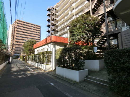 エクセル大島外観・共用部7｜また、エクセル大島は集会室を備えたマンションであり、古いながらも、建物の充実を感じさせます。