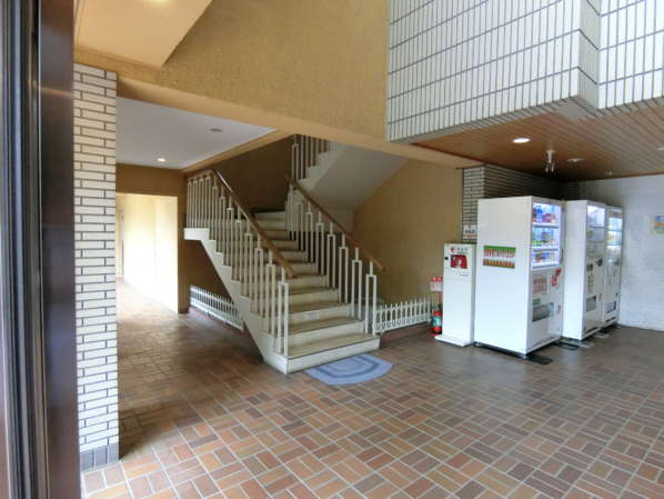 コープ野村大島外観共用部1｜エントランス内部の様子で、この先は１号棟です。