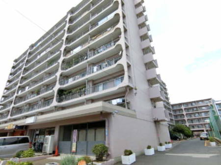 日商岩井綾瀬マンション　外観1｜画像の右側の通路の奥は共用駐車場です。