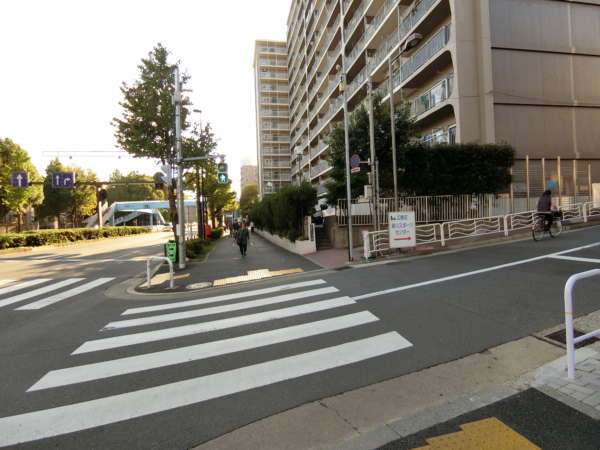 門前仲町スカイハイツアプローチ｜門前仲町スカイハイツの手前の様子です。最寄り駅のJR京葉線越中島駅から徒歩2分のほか、東京メトロ東西線、都営大江戸線門前仲町駅から徒歩5分と、通勤・通学に便利な立地です。
