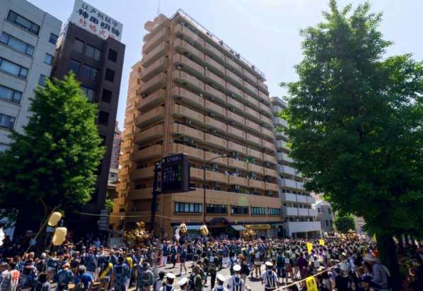 ライオンズプラザお茶の水外観5｜毎年５月に行われる例大祭「神田祭」はマンション前の通りもにぎわいます。