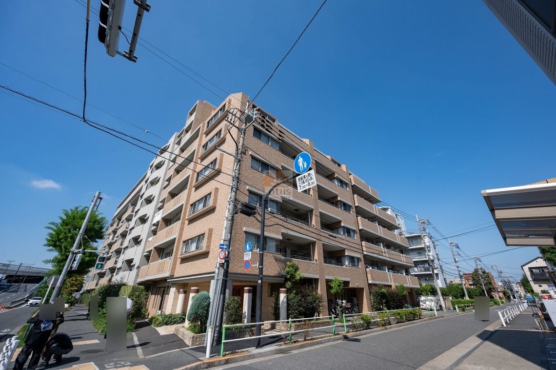 ベージュとグレーのタイル貼り外観が印象的な中層マンションで、道路に面して開放的に建っています。角地に位置することで採光や通風にも配慮された造りです。レーベンハイム志村プレノルガールは、平成16年築、8階建てのマンションです。