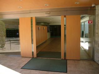 目白ガーデニア外観共用部1｜建設当初からみて、手直しをされていることが分かります。