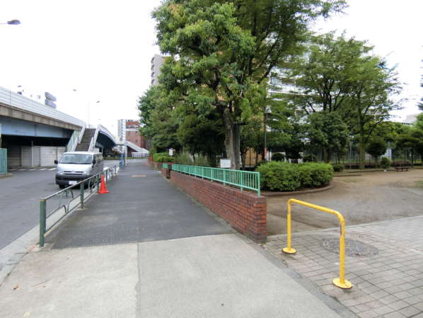 コープ野村大島アプローチ2｜大島５丁目公園の脇を通ります。