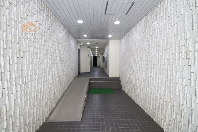 ライオンズマンション亀戸共用部1｜管理人室の前を通り抜け、そのままエレベーターへと進むことができます。館内はきちんと管理されており、清潔さが保たれています。