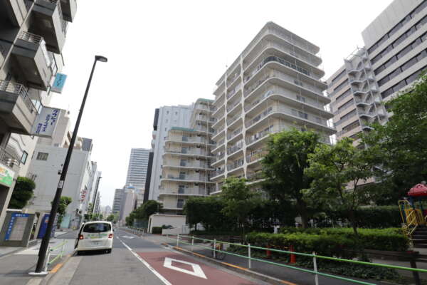 田町スカイハイツ外観2｜北西側から見た外観です。緑地があるので狭苦しく感じません。