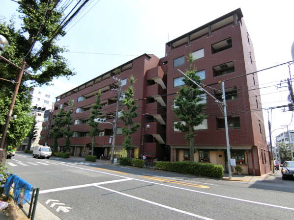 目白ガーデンハイツ外観共用部3｜目白ガーデンハイツは８階建てのマンションです。雑司ヶ谷駅に近く、駅徒歩４分の利便性の高いロケーションです。目白通りに面しています。