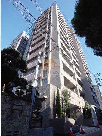 パークハウス笹塚アーバンスは、杉並区和泉の落ち着いた住宅エリアに、凛とそびえる14階建てのレジデンス。縦のラインが強調された外観フォルムは、シャープでモダンな印象を与えながら、周囲の街並みにも静かに溶け込んでいます。ふと見上げた瞬間、その高さと整ったバルコニーラインが、街のランドマークであることを教えてくれます。