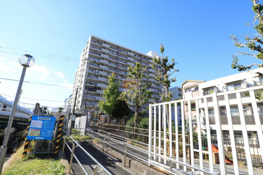 コープ森下外観1｜コープ森下は小名木川沿いにあります。昭和５６年築の１４階建てです。清澄白河駅、森下駅、菊川駅が利用可です。