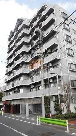 ベルハイム善福寺の外観は、端正なグレー系のタイル張りでまとめられた9階建の中規模マンションです。落ち着いた住宅地の一角に構え、バルコニーの段差とリズムが建物に動きを与えている印象です。日々の暮らしを送る中で、静けさと都市的景観が共存する、そんな日常が描けそうです。