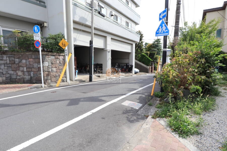 豊玉マンション共用部2｜駐車場、駐輪場は北西がわの路地に面しています。