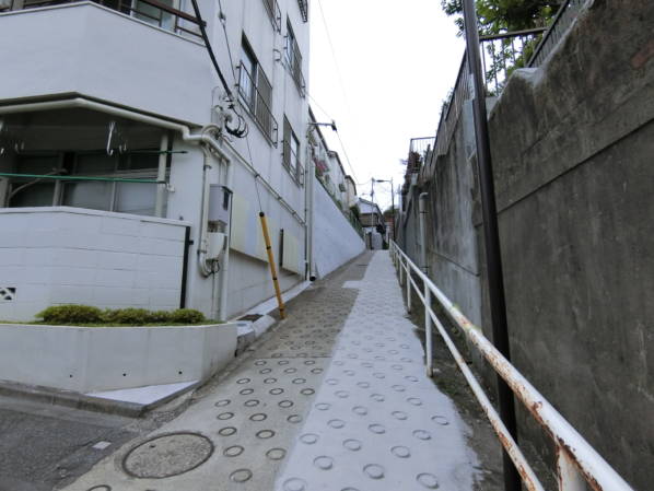 闇坂を下から撮影しました。左の建物がマンション信濃苑です。