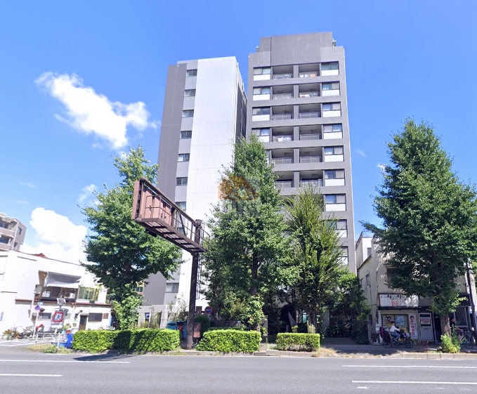 メセーヌの外観。国道17号沿いに建つ12階建ての建物で、シンプルな縦ラインが印象的なファサード。街路樹と建物の距離が確保されており、プライバシー性にも配慮されている。メセーヌは、平成4年築、12階建てのマンションです。