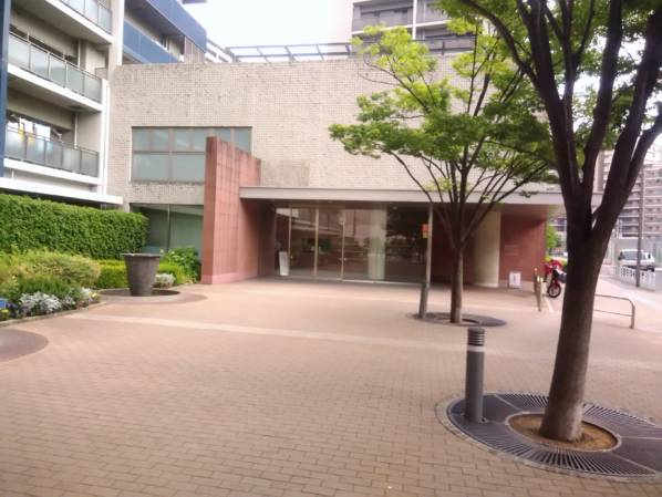 東京フロントコートのメインエントランスです。道路から少し後退した公開空地を形成しています。写真ではわかりませんが、居住者の皆さんが多数往来しています。このエントランスの先にフロントがあります。