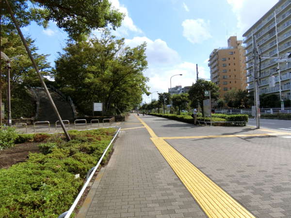 東大島ハイライズアプローチ4｜通りに出ると整備された街路になっています。
