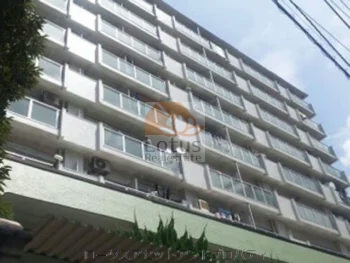 SRC造10階建・総戸数約90戸のボリューム感が、そのまま街並みに溶け込む外観です。JR「鶯谷」駅徒歩5分、「日暮里」駅徒歩10分、「入谷」駅徒歩11分という距離感が生活動線をシンプルにし、通りを流れる車の音が都心近接らしいリズムをつくります。派手さよりも合理性を優先した、下町らしい実用志向の構成といえます。