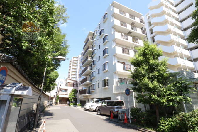 亀戸天神前スカイマンション外観6｜亀戸天神は緑も多く、藤棚が有名だそうですね。写真には見えませんが、門前の茶店なども楽しそうです。