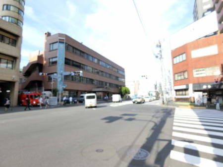 グランドメゾン本郷三丁目アプローチ-3｜警察署のよこも通ります。