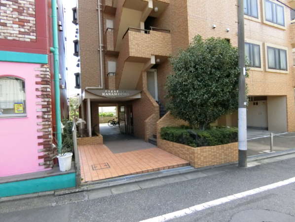 プレステート要町外観共用部7｜周囲は同じような規模の雑居ビル、集合住宅が奈良名でいます。エントランスに近づいてみましょう。