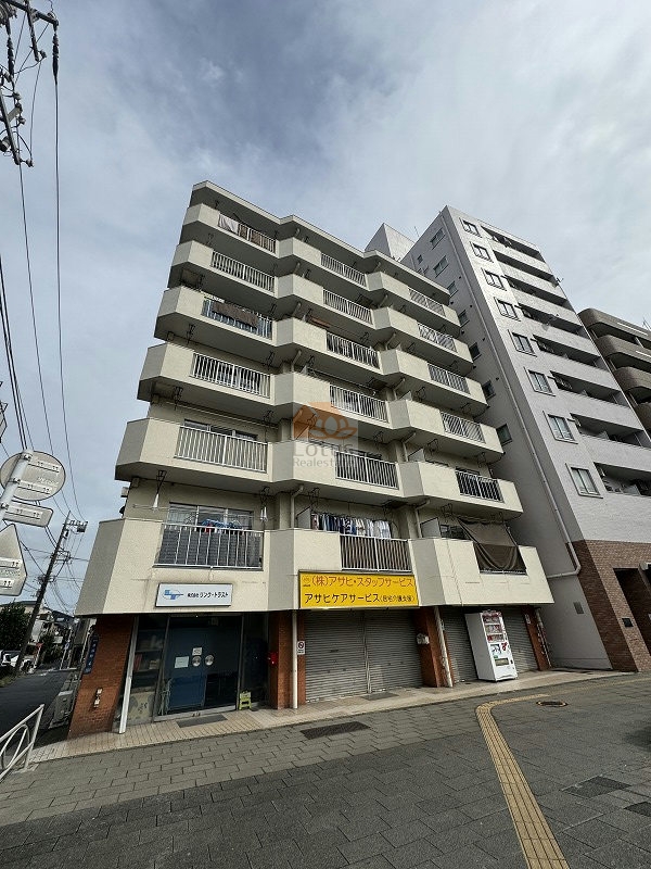 国道17号沿いに建ち、白系の外壁と縦に並ぶバルコニーがはっきり見える外観です。短距離で「本蓮沼」駅徒歩3分という立地を意識すると、歩道からのアクセスがそのまま生活動線になる感覚があります。夕方の光が壁面にやさしく触れて、住宅街と都市道路の間をつなぐ場所にいる印象です。ライオンズマンション蓮沼は、昭和54年築、7階建てのマンションです。