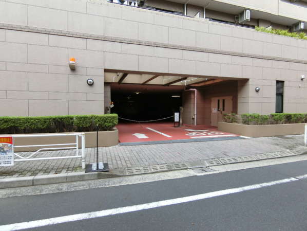 藤和菊川ホームズ外観・共用部12｜駐車場の入り口は裏手にあります。
