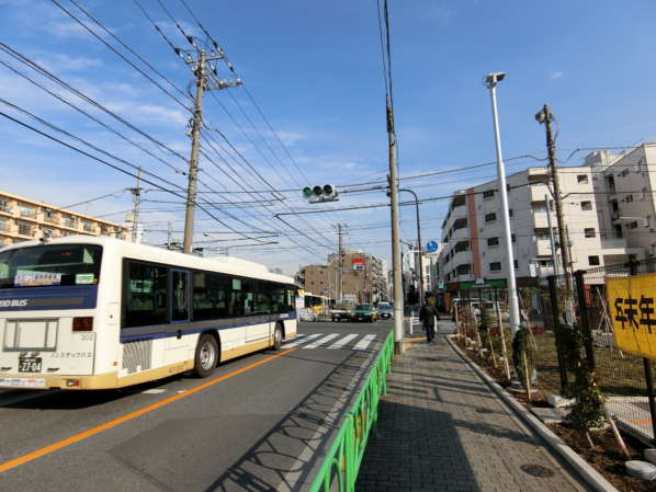 中野南台第１ローヤルコーポアプローチ2｜駅前はバス通りとなっていて、大きなバス停留所・バス営業所があります。交差点を右に曲がります。
