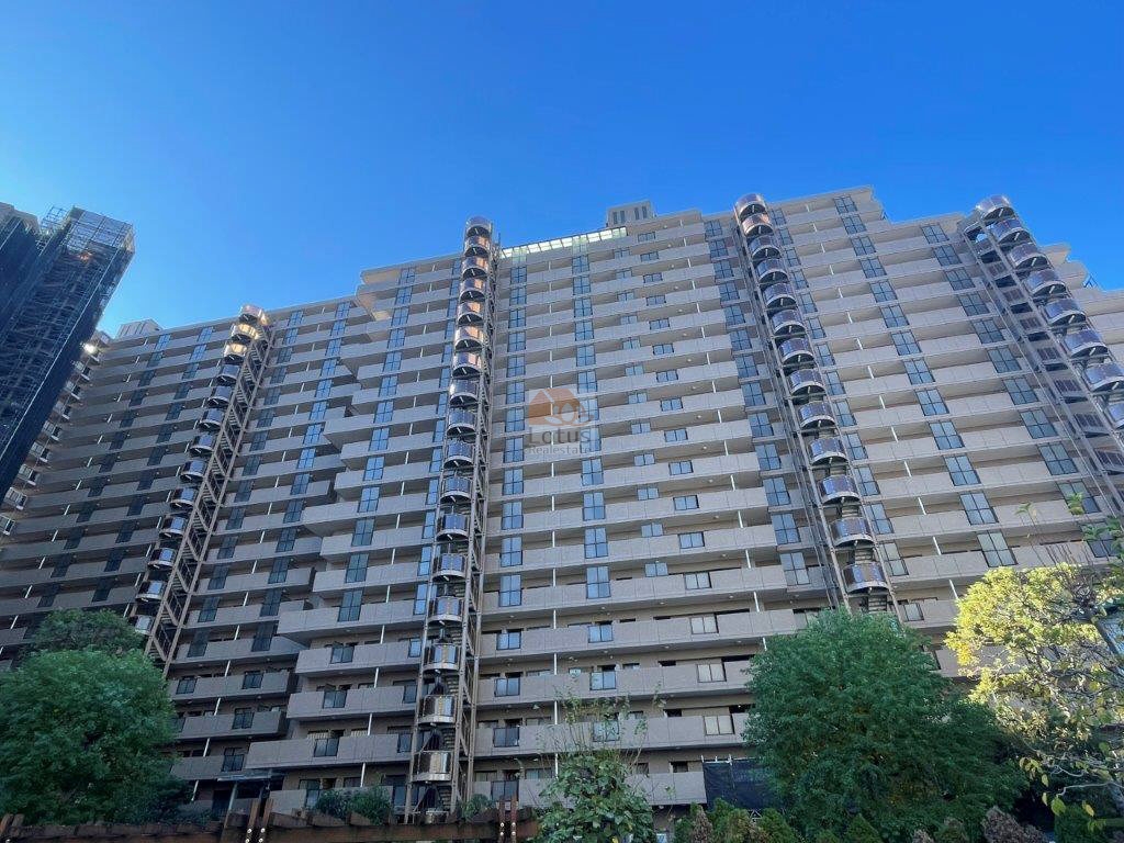 19階建ての大規模レジデンスが空に映え、整ったバルコニーラインが規模感を静かに伝えます。