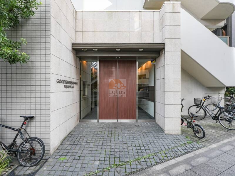 グーディッシュ西新井弐番館エントランス３｜エントランス周りは、タイル張りの壁や床が使用され、高級感と落ち着きを兼ね備えたデザインです。