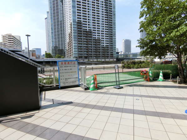 晴海テラスアプローチ10｜エントランス手前のフロントヤードと小橋は直接接続されています。さらに、護岸とも通行できるように工事中で、近々、テラスを散歩できるようになるでしょう。