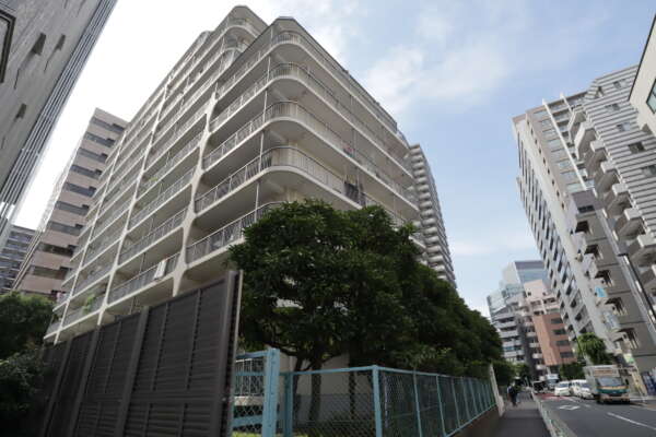 田町スカイハイツ外観3｜南東側から見た外観です。道路はこの一方のみで、実は敷地は狭苦しい配置なのですが、西側はビルとの間の公開空地に面しています。