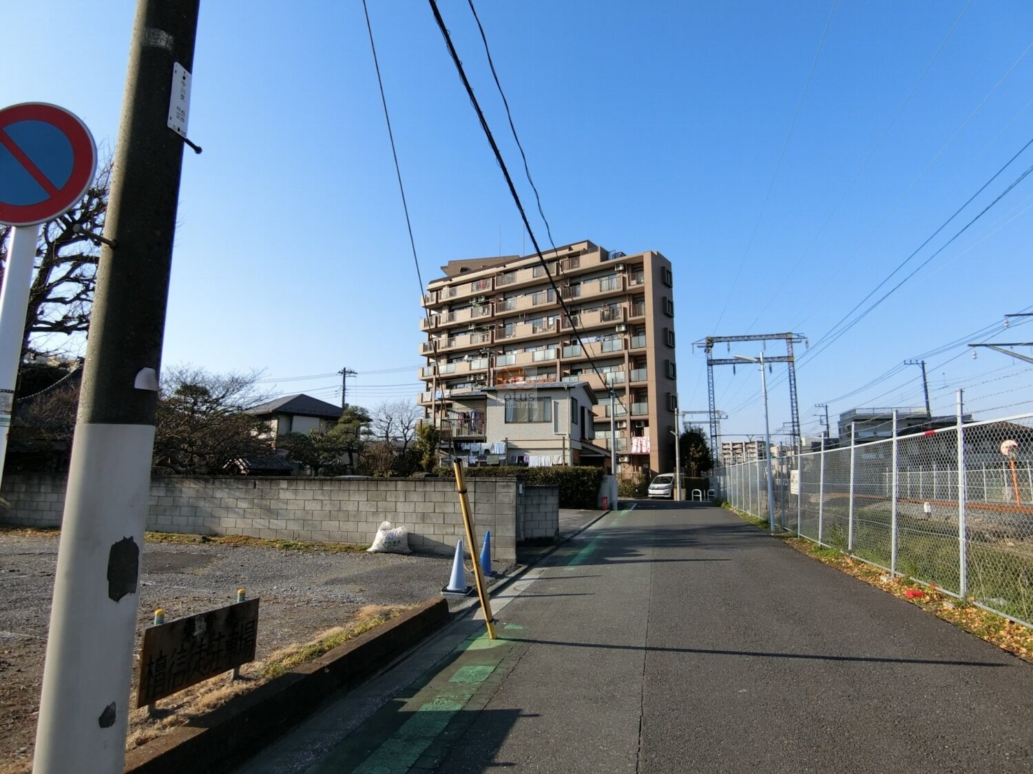ナイスアーバン京成高砂フロンテージの外観遠景。鉄道沿いに建つ10階建ての存在感あるフォルムで、空に映える整った姿が印象的。開放感ある街並みに調和する住まいです。ナイスアーバン京成高砂フロンテージは平成13年築、10階建のマンションです。