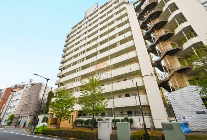 山手通り沿いに建つ外観です。シャープなラインが強調され、高さのある構造が街区のスケールに馴染み、都心居住らしい印象を与えています。「要町」駅徒歩5分の立地で、日常の移動が快適といえます。シャルマンコーポ池袋は、昭和58年築、13階建てのマンションです。