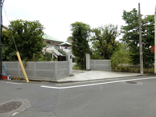 ハイツ面影橋アプローチ6｜南蔵院さんを左折します。初代三遊亭円朝の講談の舞台の一つでもあるそうですよ。