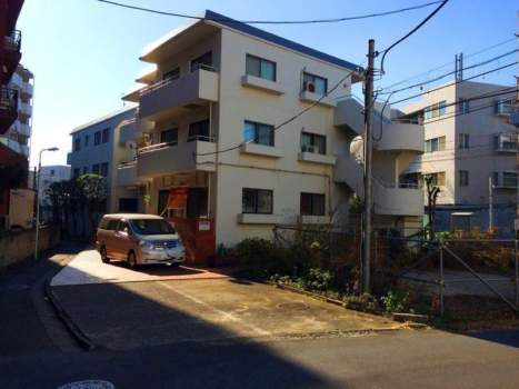 セレニティ参宮橋外観２｜セレニティ参宮橋は昭和５６年築、地上３階建ての低層マンションです。エレベーターはありません。