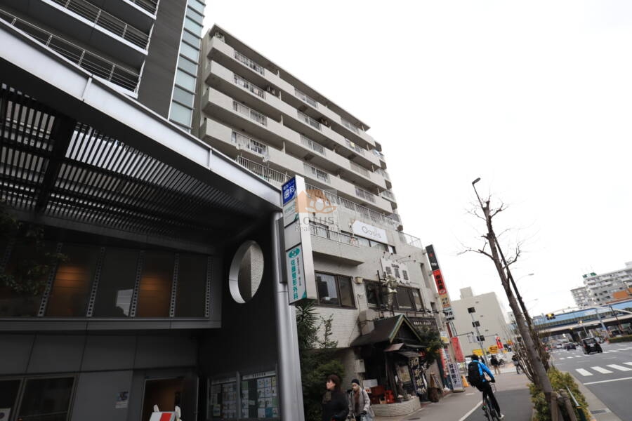 シャトーモーリス外観1｜シャトーモーリスは９階建ての小規模マンションです。環七通りに面しています。東西線「葛西」駅から徒歩２分の便利な立地です。