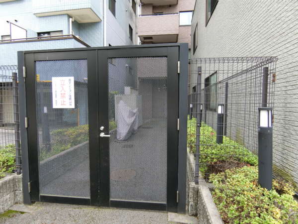 ぺイサージュ音羽壱番館外観共用部5｜裏口です。