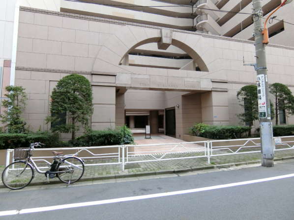 藤和菊川ホームズ外観・共用部8｜エントランスはかなり凝った形状となっています。