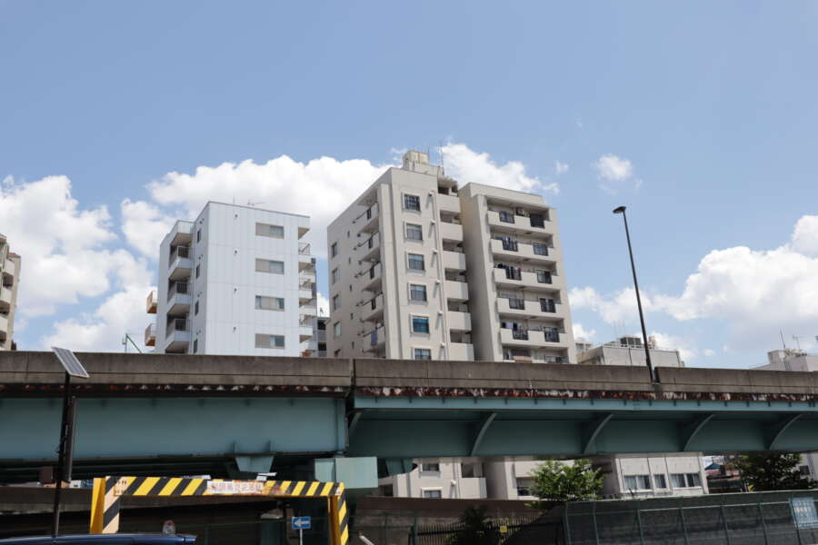 メイゾン南千住外観1｜マンションは日光街道（国道４号線）の陸橋に面しています。大通りは陸橋のみで信号がないところでした。１階あたりはかえって騒音感はありませんでした。
