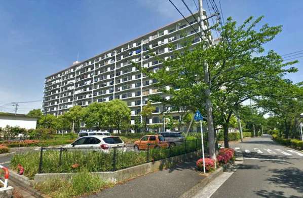 南篠崎スカイハイツＡ棟外観４｜南篠崎スカイハイツは篠崎海道から少し入った住宅地にあり、Ａ棟とＢ棟からなる大規模マンションです。東側は桜並木のある緑道に接していてのどかな住宅街です。