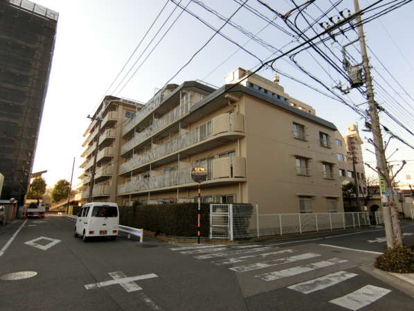 洋伸竹ノ塚マンション外観共用部5｜一本中に入ると静かな住宅エリアになっています。